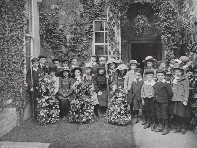 Garland Day in Abbotsbury, Kinder mit Girlanden von J. Benjamin Stone