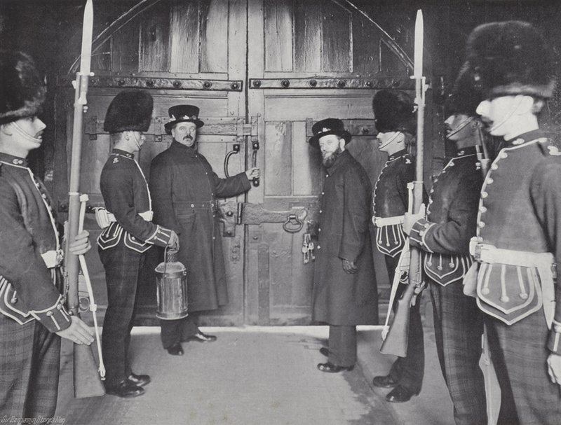 Verriegelung der Turmtore, Verschließen für die Nacht von J. Benjamin Stone