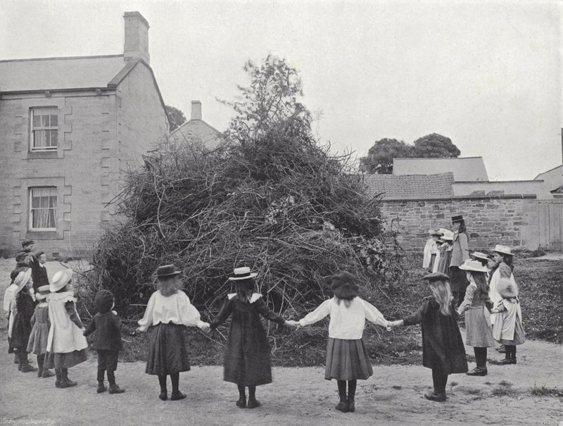 Das Northumbrian Baal-Feuer, bereit zum Anzünden von J. Benjamin Stone
