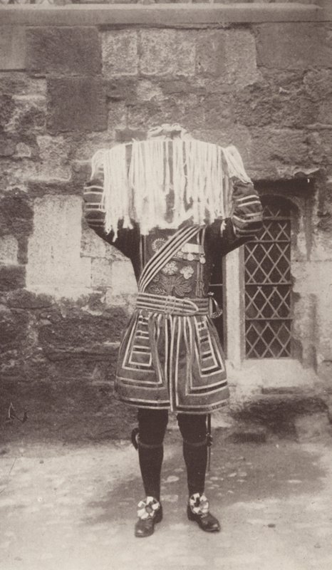 Der Yeoman der Garde trägt die Silberschale mit den Geldbörsen, die das Maundy-Geld enthalten von J. Benjamin Stone