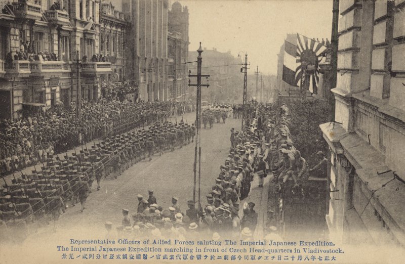 Japanische Truppen marschieren am tschechischen Hauptquartier vorbei, Wladiwostok, Russischer Bürgerkrieg, ca. 1919 von Japanese Photographer