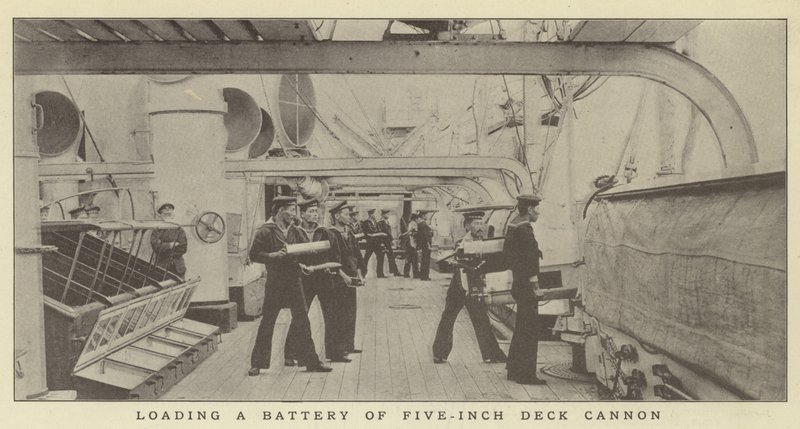 Laden einer Batterie von Fünf-Zoll-Deckkanonen von Japanese Photographer
