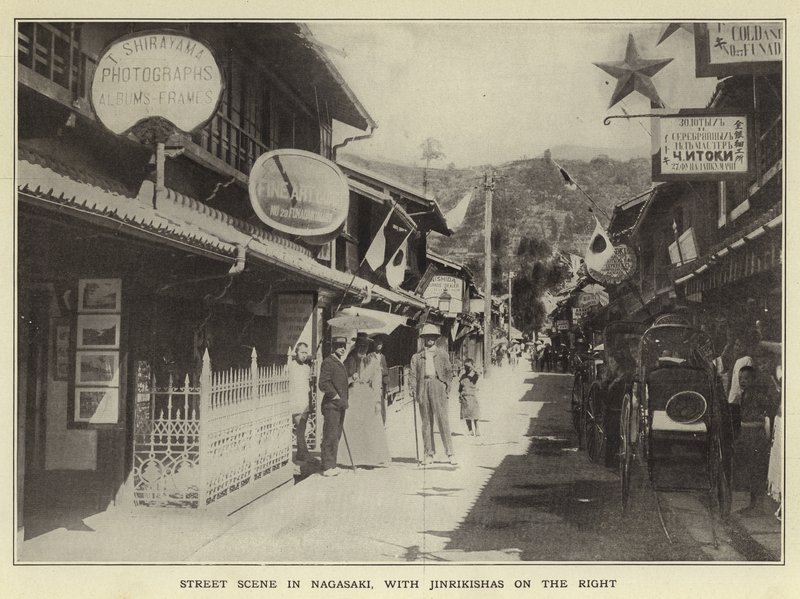 Straßenszene in Nagasaki, mit Jinrikishas rechts von Japanese Photographer