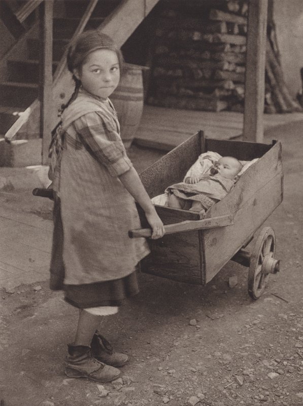 Schweiz: Das einfache Leben, ein primitiver Kinderwagen von Jean Gaberell