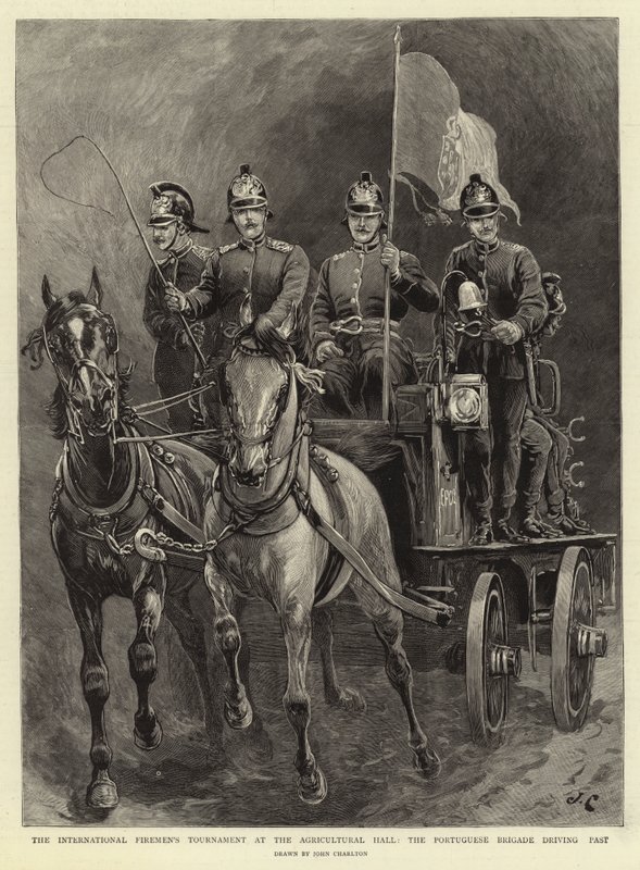 Das internationale Feuerwehrturnier in der Agricultural Hall, die portugiesische Brigade fährt vorbei von John Charlton