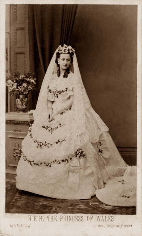 Prinzessin Alexandra von Dänemark in ihrem Hochzeitskleid für ihre Heirat mit dem Prinzen von Wales, dem zukünftigen König Edward VII. von John Jabez Edwin Paisley (after) Mayall