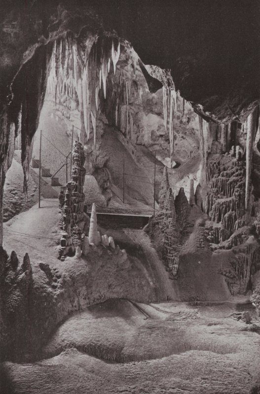 Szene in den berühmten Jenolan-Höhlen, New South Wales (s/w Foto) von Photographer Australian