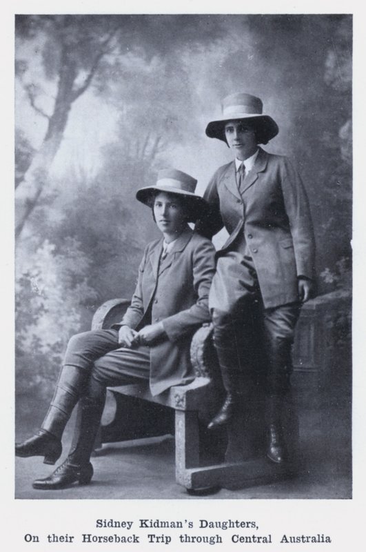 Sidney Kidmans Töchter auf ihrem Reitausflug durch Zentralaustralien von Photographer Australian