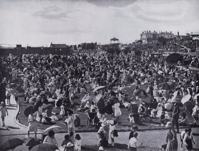 St Kilda Beach, Melbournes beliebtes Seebad, zeigt die Rasenflächen von Photographer Australian