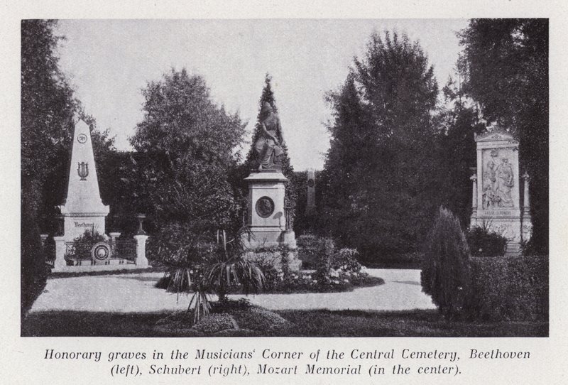 Ehrengräber in der Musiker-Ecke des Zentralfriedhofs, Beethoven (links), Schubert (rechts), Mozart-Denkmal (in der Mitte) von Photographer Austrian