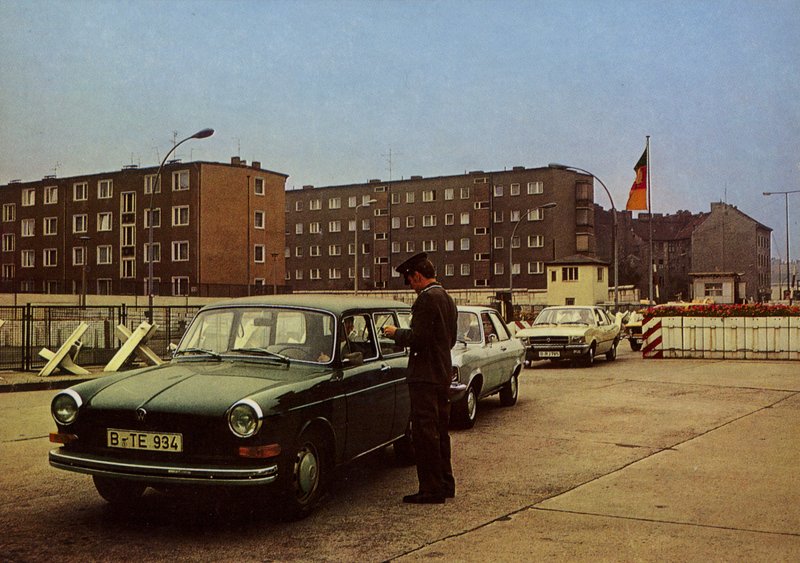 Nach der Vereinbarung zwischen der Regierung der Deutschen Demokratischen Republik und dem Senat von West-Berlin Besucher .... (Farbfoto) von Photographer German