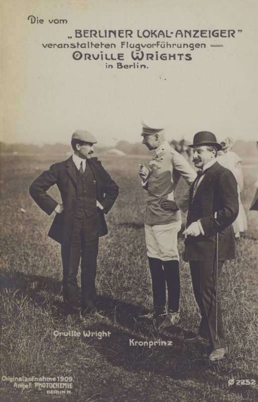 Der amerikanische Flieger Orville Wright im Gespräch mit Kronprinz Wilhelm von Deutschland während eines Besuchs in Berlin von Photographer German