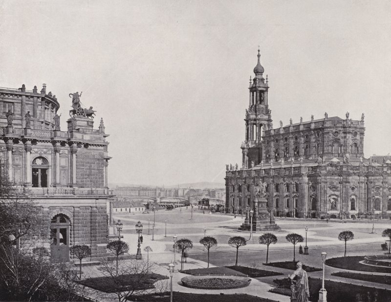 Blick vom Zwingerwall auf den Theaterplatz von Photographer German