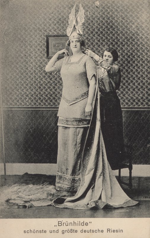 Brunhilde, die schönste und größte deutsche Riesin von Photographer German