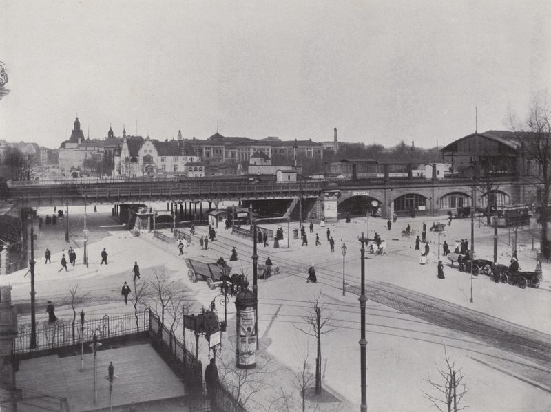 Charlottenburg, Hardenbergstraße, Bahnhof Zoologischer Garten von Photographer German