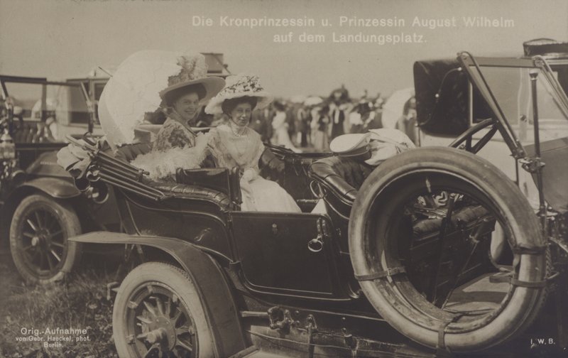 Kronprinzessin Cecilie und Prinzessin August Wilhelm von Deutschland auf einem Zeppelin-Landeplatz von Photographer German