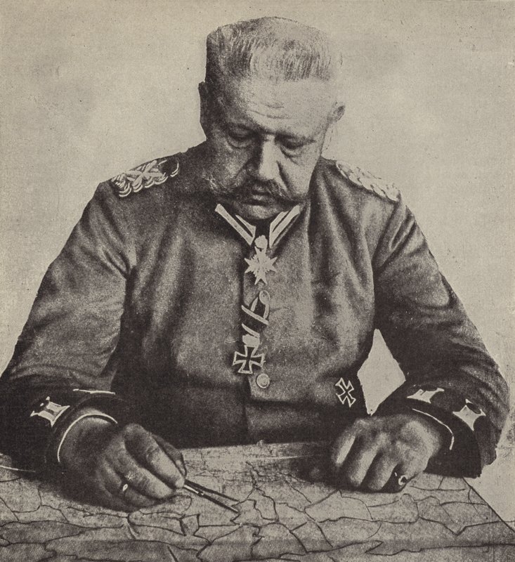 Feldmarschall von Hindenburg studiert eine Karte von Photographer German