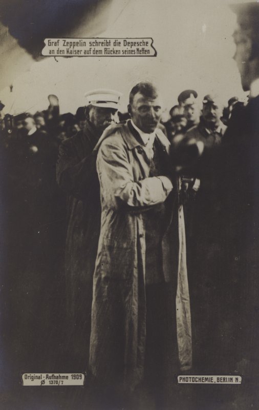 Deutscher Luftschiffkonstrukteur Graf Ferdinand von Zeppelin schreibt eine Nachricht an den Kaiser auf den Rücken seines Neffen von Photographer German