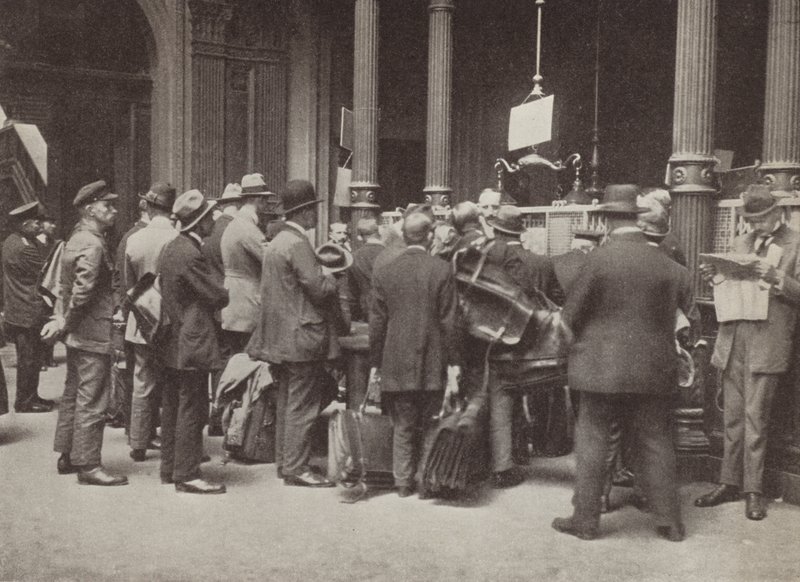 Hyperinflation in der Weimarer Republik: Mitglieder der Öffentlichkeit stehen vor der Reichsbank in Berlin mit Koffern, um ihr Geld zu transportieren, Juli 1923 von Photographer German