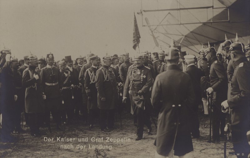 Kaiser Wilhelm II. und der deutsche Luftschiffkonstrukteur Graf Ferdinand von Zeppelin nach der Landung eines Zeppelins von Photographer German