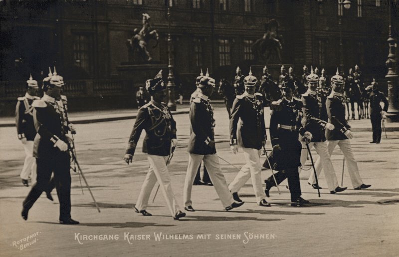 Kaiser Wilhelm II. und seine Söhne (s/w Foto) von Photographer German