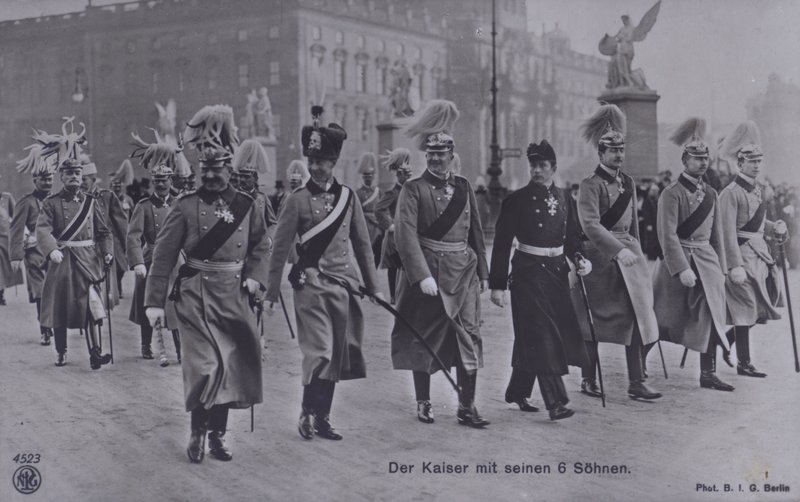 Kaiser Wilhelm II. von Deutschland und seine sechs Söhne in Militäruniform von Photographer German
