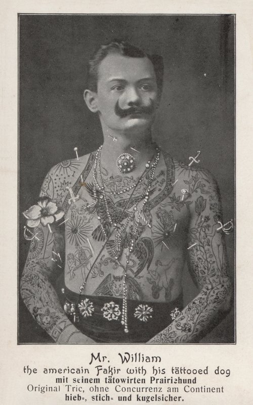 Mr. William, der amerikanische Fakir mit seinem tätowierten Hund von Photographer German