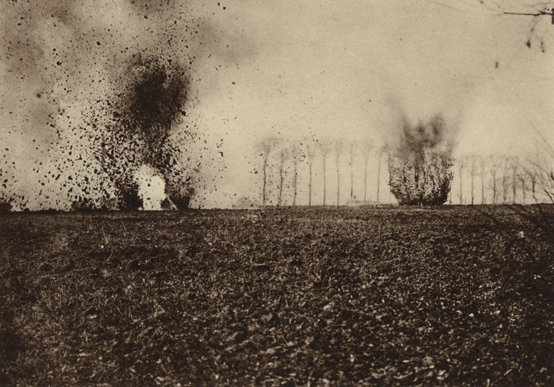 Granaten explodieren vor dem St. Vaast Wald, in der Nähe von Arras, Frankreich, Erster Weltkrieg von Photographer German