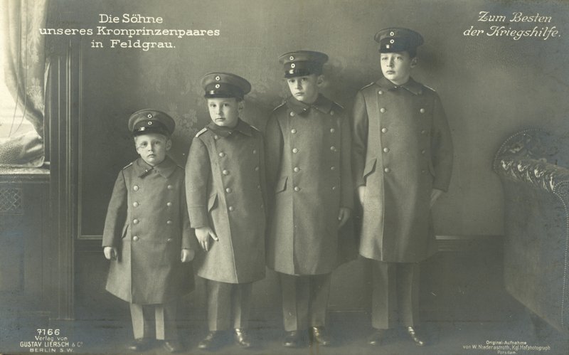 Die Söhne von Kronprinz Wilhelm von Deutschland in Militäruniform von Photographer German