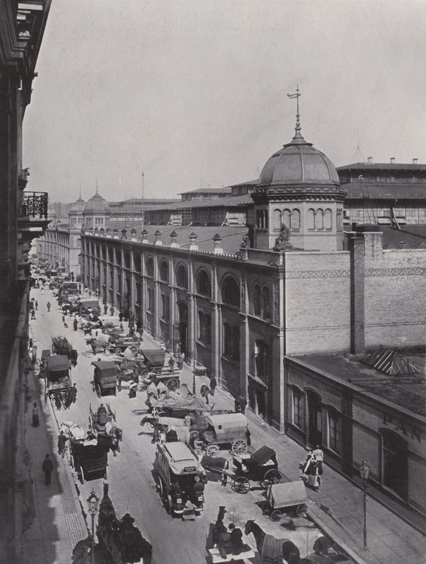 Vor der Zentralmarkthalle am Alexanderplatz von Photographer German