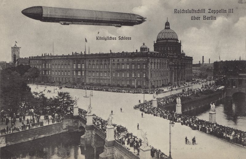 Zeppelin LZ III fliegt über das Stadtschloss, Berlin von Photographer German