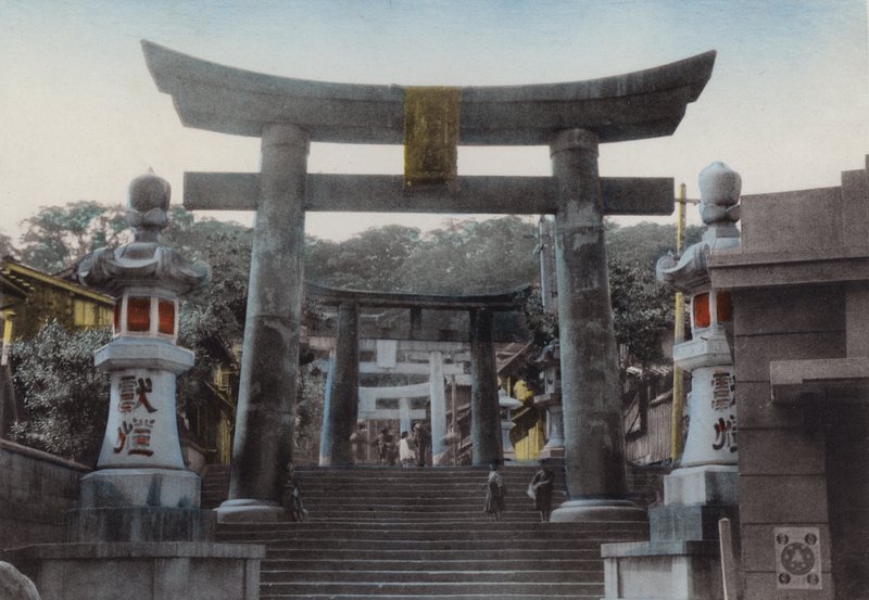 Großer Torii am Suwa-Schrein, Nagasaki von Photographer Japanese