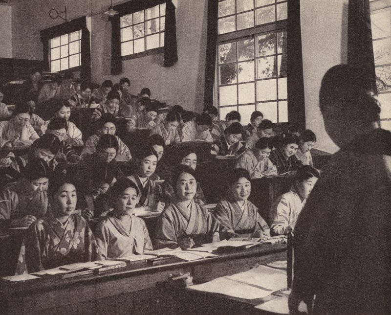Junge japanische Frauen in ihrem letzten Jahr an der Frauenuniversität, Tokio von Photographer Japanese