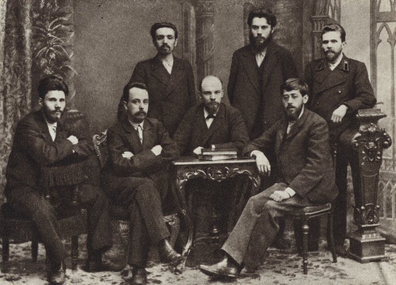 Lenin mit einer Gruppe von Mitgliedern der St. Petersburger Liga für den Kampf um die Befreiung der Arbeiterklasse, St. Petersburg, Februar 1897 von Russian Photographer