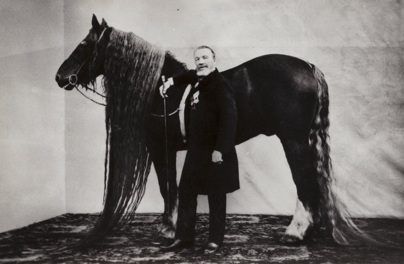 Russischer Zirkusartist Akim Nikitin mit einem Pferd von Russian Photographer