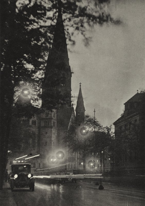 Berlin: Kaiser-Wilhelm-Gedächtniskirche (s/w Foto) von Sasha Stone