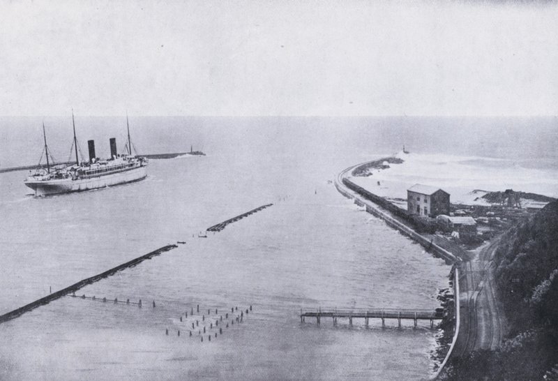Eingang zum Hafen von Durban (s/w Foto) von South African Photographer