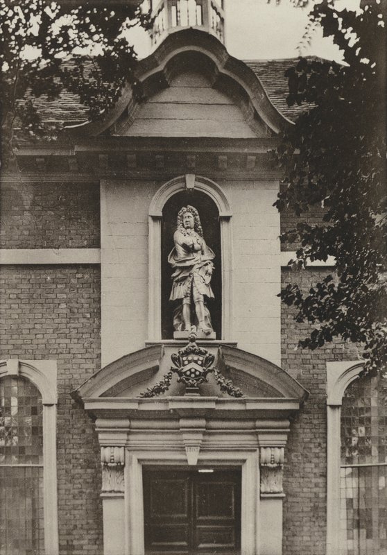 Tür, Berkeley Almshouses, Worcester (s/w Foto) von William Galsworthy Davie