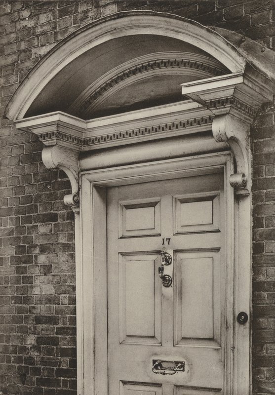 Tür, The Causeway, Horsham, Sussex (s/w Foto) von William Galsworthy Davie
