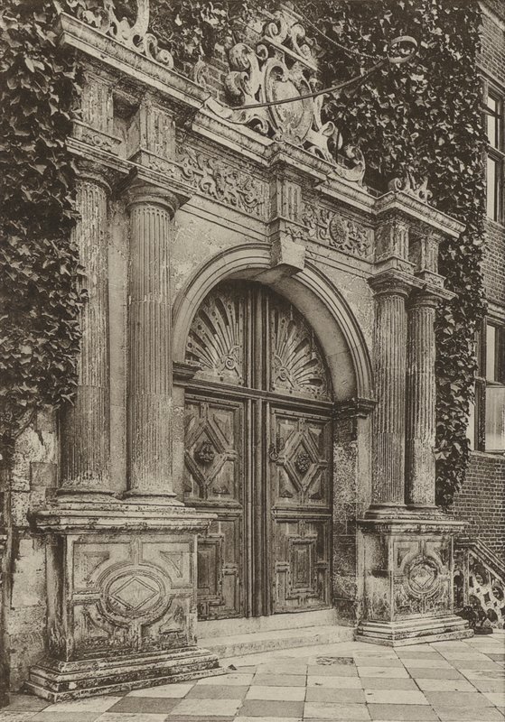 Türöffnung, Das Nordportal, Hatfield House, Herts von William Galsworthy Davie