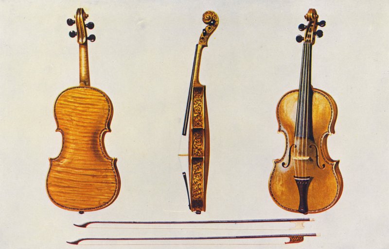 Musikinstrumente: Violine, der Hellier Stradivarius und zwei alte Bögen, bekannt für die Flöten von William Gibb