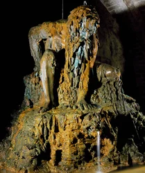 Apenninenkoloss, freie Interpretation eines Werks von Giambologna (1529-1608) für den Architekten Bernardo Buontalenti (ca. 1531-1608) im Garten der Villa Demidoff in der Toskana, Italien
