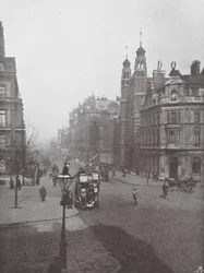 Sloane Square und Straße, und Holy Trinity Church