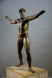 Griechische Kunst: „Poseidon“ (oder Zeus) - dem Bildhauer Kalamis zugeschriebene Bronzeskulptur (480-460 v. Chr.) vom Kap Artemision, Maße: 209 cm - Athen, Archäologisches Nationalmuseum