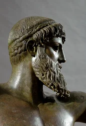 Griechische Kunst: „Poseidon“ (oder Zeus), Detail. Bronzeskulptur, dem Bildhauer Kalamis zugeschrieben (480-460 v. Chr.). Vom Kap Artemision. Maße: 209 cm. Athen, Archäologisches Nationalmuseum
