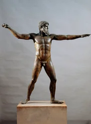 Griechische Kunst: Bronzestatue, genannt der Gott vom Kap Artemision, dem Bildhauer Kalamis (5. Jahrhundert v. Chr.) zugeschrieben, 460 v. Chr., Maße: 209 cm - Athen, Archäologisches Nationalmuseum (Inv. 15161) - Griechische Zivilisation: Statue des Zeus