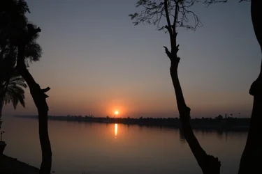 Goldene Sonnenuntergangsreflexionen auf einem ruhigen Fluss