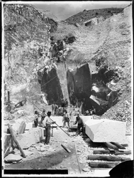 Apuanische Alpen (Carrara). Steinbrucharbeiter und Marmorblöcke beim Zurichten