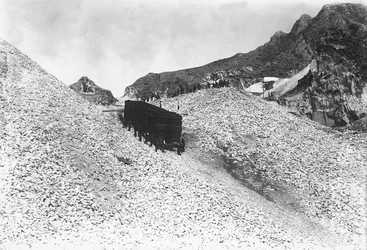 Transport eines riesigen Konvois mit Marmor entlang einer Straße in der Nähe eines Steinbruchs in den Apuanischen Alpen, Toskana