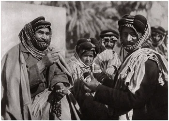 Ein Scheich genießt den berühmten arabischen Kaffee, Irak, 1925